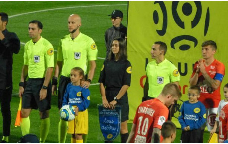 FLAVIE SALMON, ARBITRE HEUREUSE &amp; RAYONNANTE