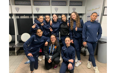 NOS JEUNES FÉMININES PORTE DRAPEAU !